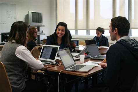 groupe de jeune travaillant - Befirst orientation - recherche alternance- manosque digne gap