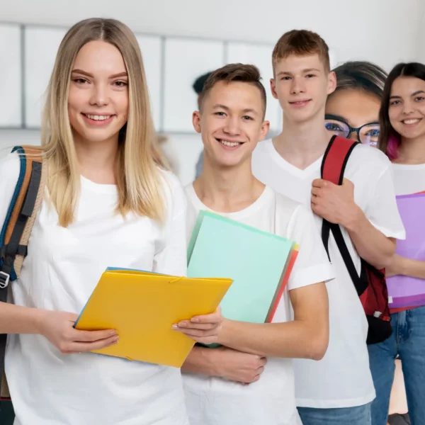 Groupe-jeunes-etudiants-lycéens-sourire-befirst orientation- conseil en orientation scolaire et professionnelle - manosque digne gap