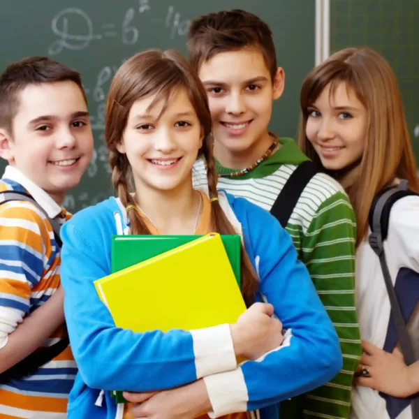 sourire-collégiens-sacs-dos-befirst orientation- conseil orientation scolaire et professionnelle- manosque digne gap